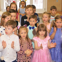 Полна горница гостей